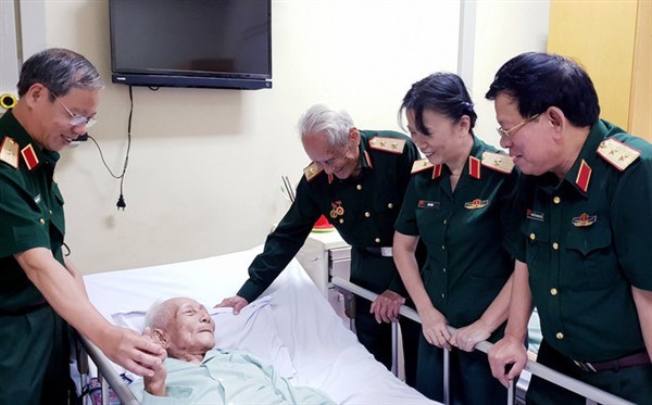 Chuyện cảm động ghi ở Bệnh viện Hữu nghị: 4 vị tướng cúi đầu bên giường một vị trung tá